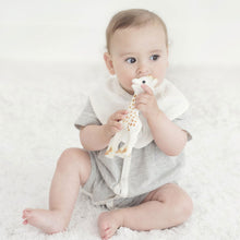 Load image into Gallery viewer, Sophie la girafe with bag

